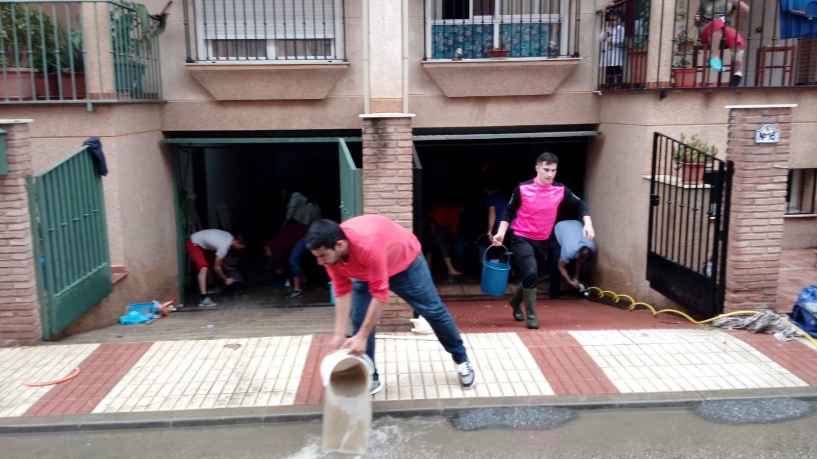 Se han atendido cuarenta incidencias en la capital y el cinturón tras la lluvia de esta tarde