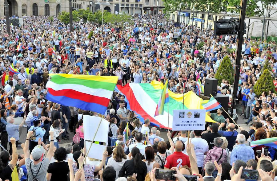 «Señora Díaz: iremos a Sevilla todos juntos, todos unidos y con nuestra bandera», indicó la plataforma en su manifiesto