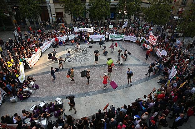 Imagen de los manifestantes en la Plaza del Carmen donde se representaron los distintos problemas que soporta la ciudad, como los desahucios o el paro.