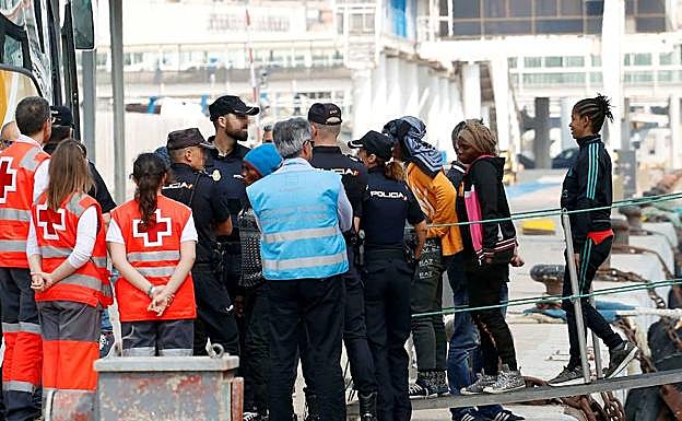 Llegada al puerto de Almería de personas rescatadas en otra patera hoy en el Mar de Alborán