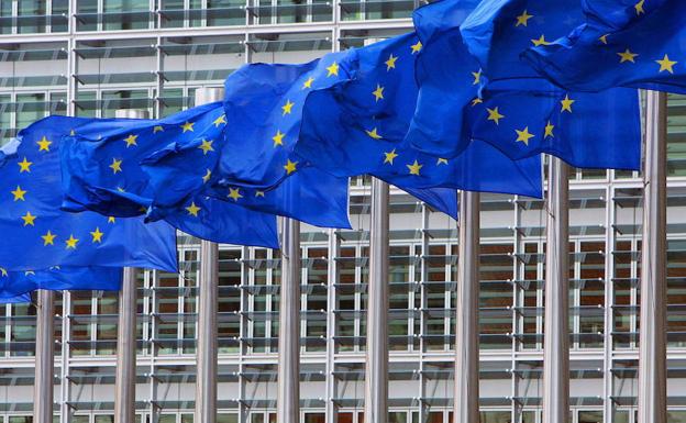 Banderas de la Unión Europea en el exterior del edificio de la Comisión en Bruselas.