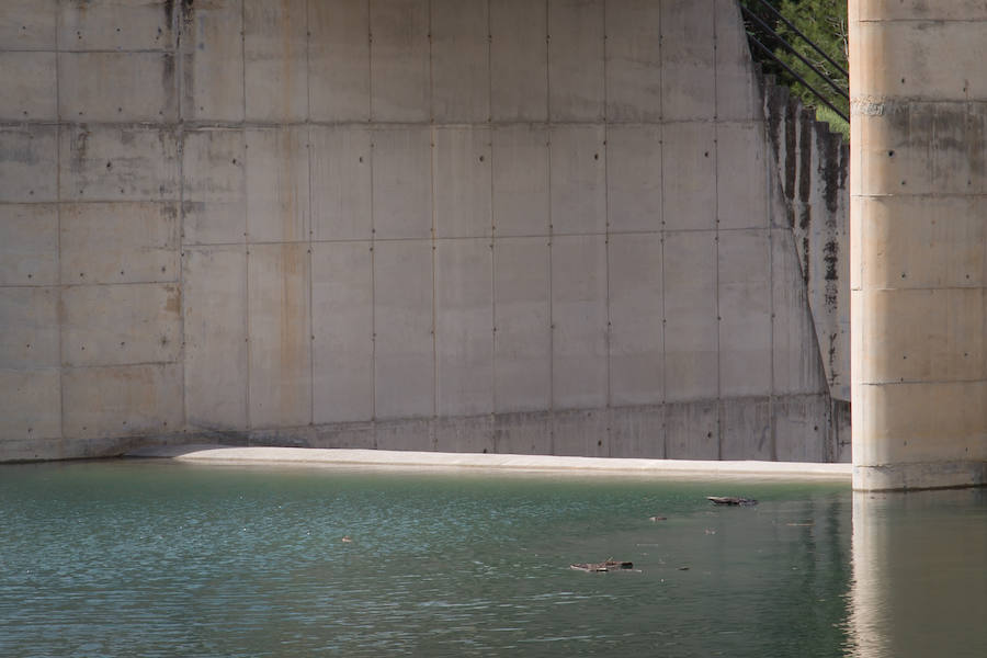 El deshielo llena por completo el pantano del que bebe la capital y comenzará a aliviar sin que haya peligro de inundaciones aguas abajo