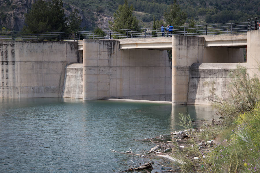 El deshielo llena por completo el pantano del que bebe la capital y comenzará a aliviar sin que haya peligro de inundaciones aguas abajo