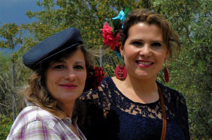 Una veintena de carrozas y muchos jinetes participan en Dúrcal en la romería de San Isidro Labrador