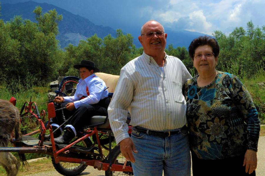 Una veintena de carrozas y muchos jinetes participan en Dúrcal en la romería de San Isidro Labrador