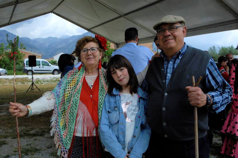 Una veintena de carrozas y muchos jinetes participan en Dúrcal en la romería de San Isidro Labrador