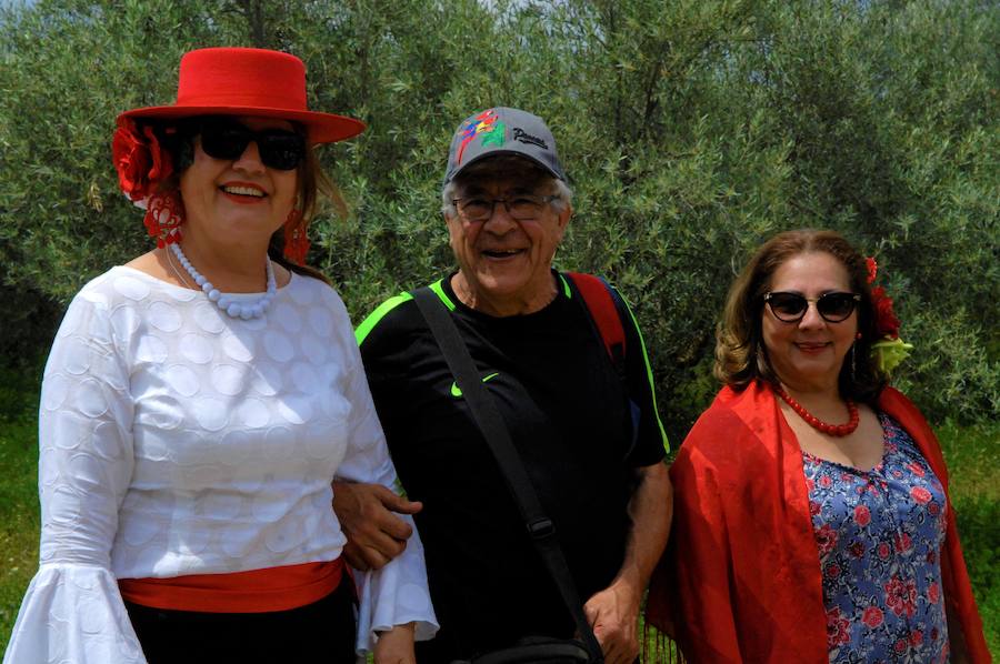 Una veintena de carrozas y muchos jinetes participan en Dúrcal en la romería de San Isidro Labrador
