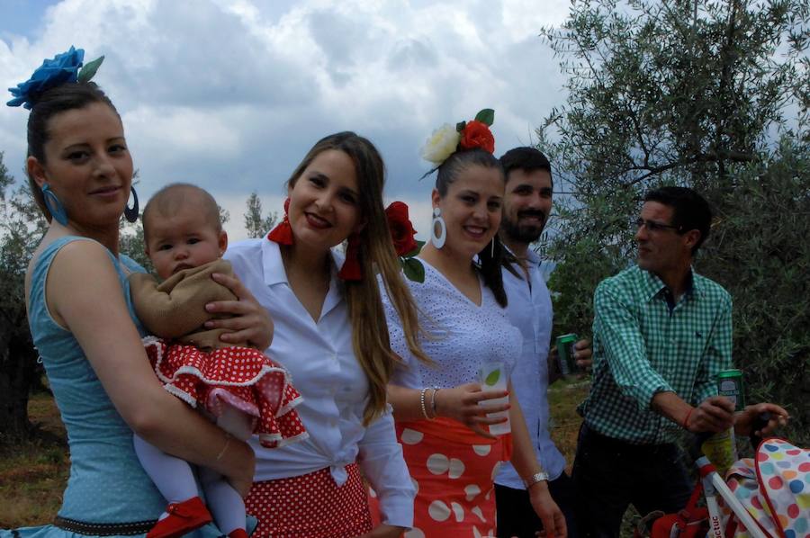 Una veintena de carrozas y muchos jinetes participan en Dúrcal en la romería de San Isidro Labrador