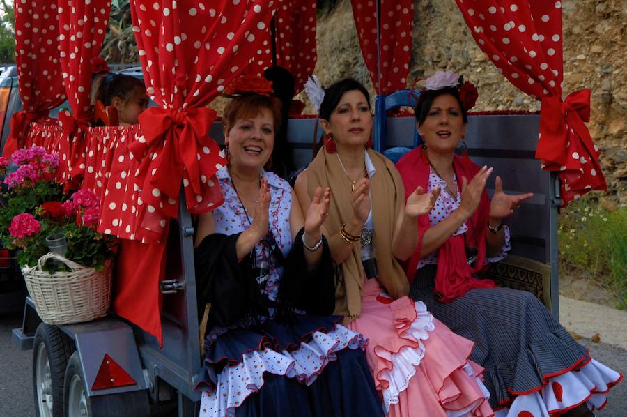 Una veintena de carrozas y muchos jinetes participan en Dúrcal en la romería de San Isidro Labrador