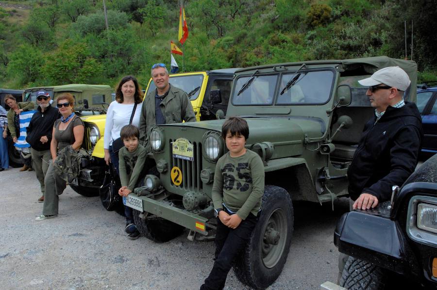 Una veintena de 'jeeperos' de toda España recorren la Alpujarra alta por carretera y pistas forestales para conocerla, con parada y 'fonda' en un complejo turístico lanjaronense
