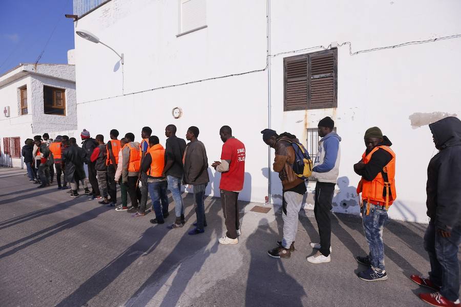 Forman parte de dos pateras rescatadas con 55 y 37 inmigrantes, incluyendo a siete mujeres