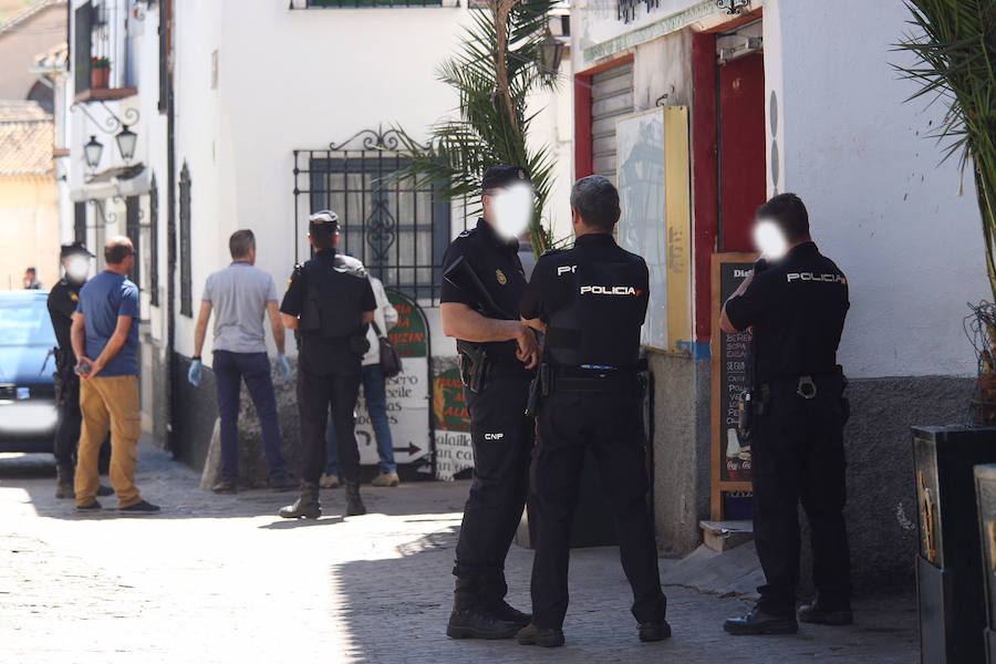 Un amplio despliegue policial mantien cerrada la calle Panaderos 