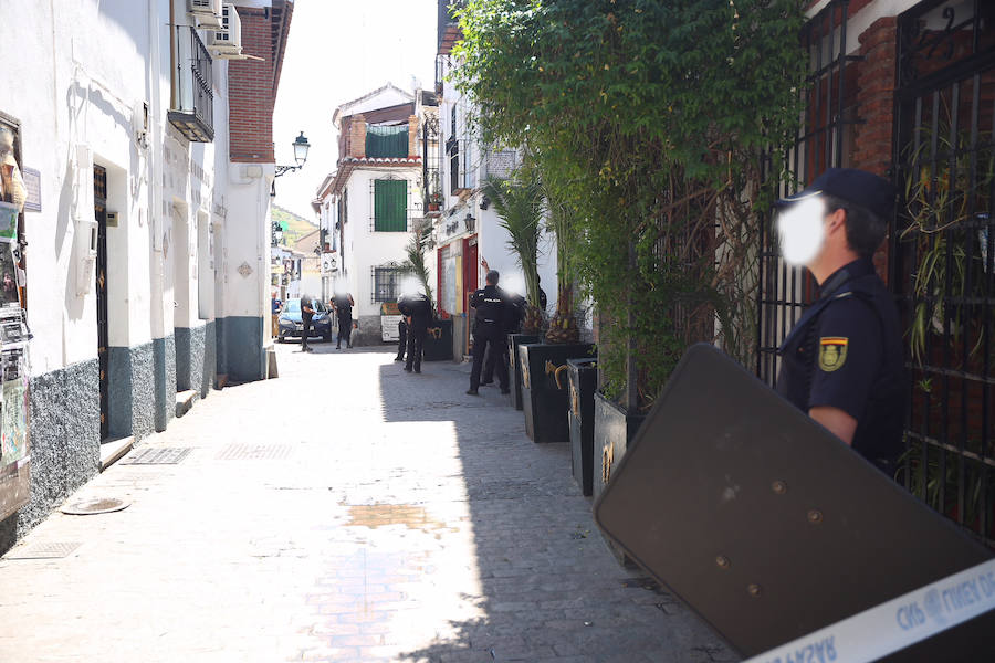 Un amplio despliegue policial mantien cerrada la calle Panaderos 