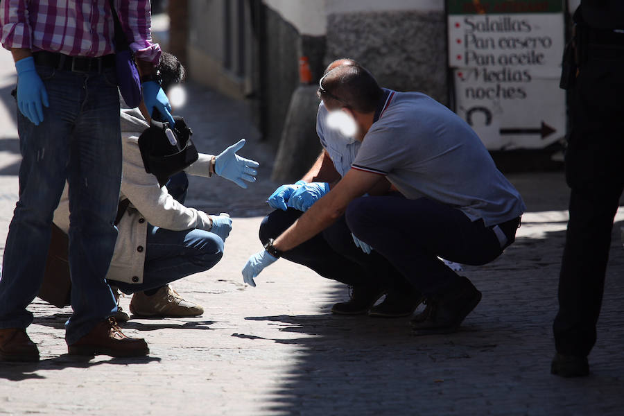 Un amplio despliegue policial mantien cerrada la calle Panaderos 