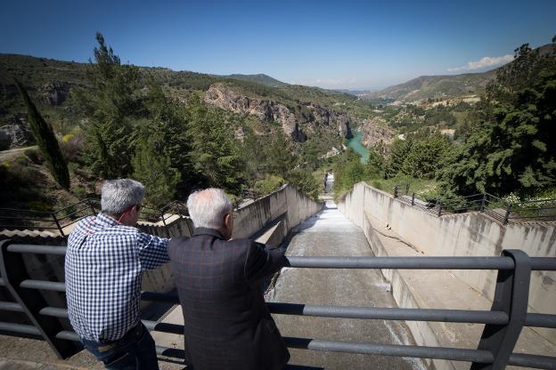 Lugareños observan cómo cae el agua desde el aliviadero general.