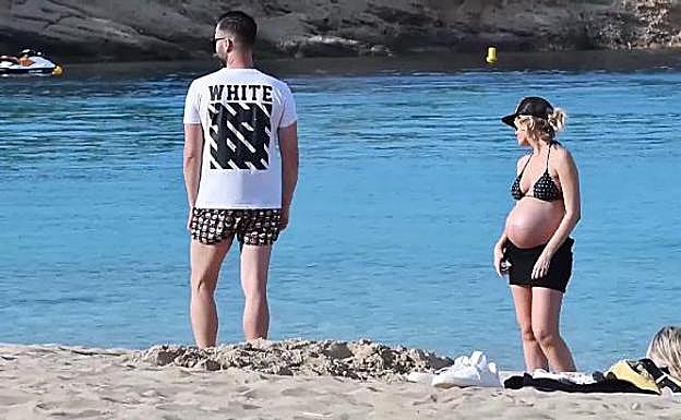 Adriana Abenia disfruta con su marido de unos días en Ibiza en la recta final de su embarazo
