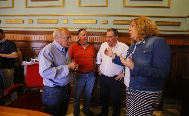 El presidente de la asociación de Los Álamos charla con la alcaldesa y el teniente de alcalde. 