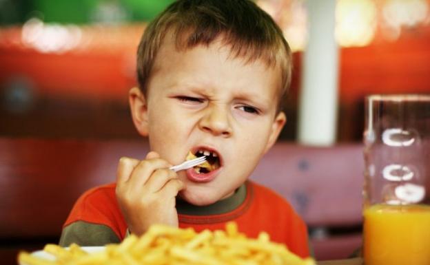 El grave error al alimentar a los niños: «Lo peor que pueden comer es zumo industrial y patatas fritas»