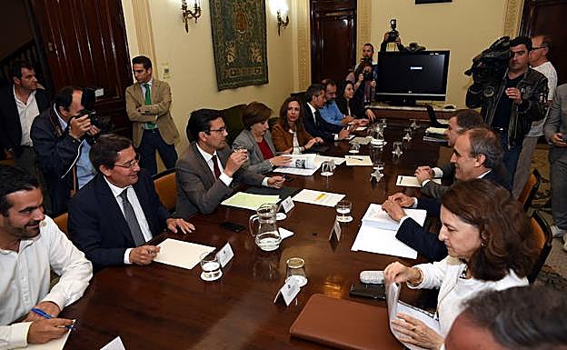 Fomento corrige a su secretario de Infraestructuras y asegura que el contrato de buses dura hasta octubre