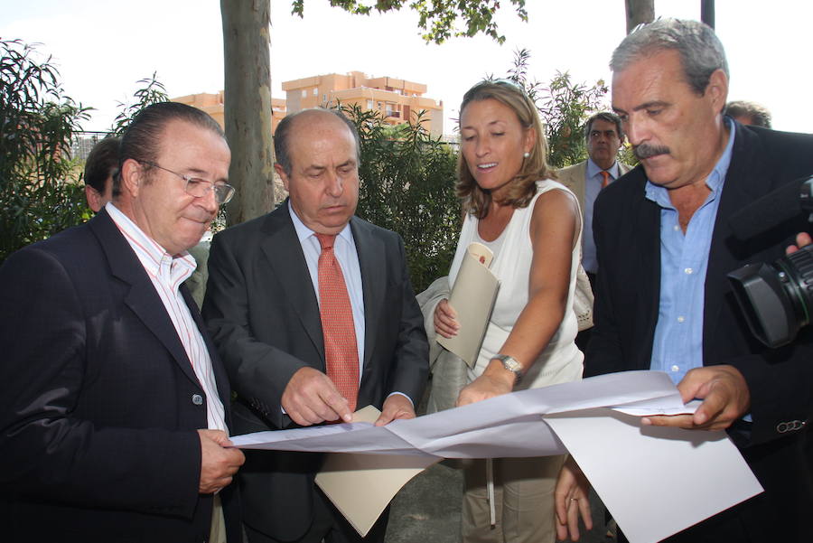 Imagen de archivo de 2008 del exalcalde, José Torres Hurtado, acompañado de Isabel Nieto y Juan Antonio Mérida, iz, y Manuel Lorente.