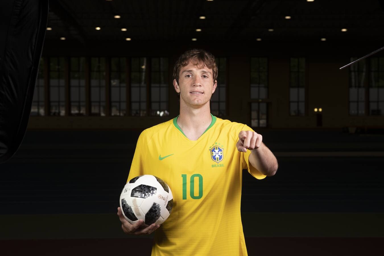 El defensa Mario Fernandes posa con la camiseta de Brasil.