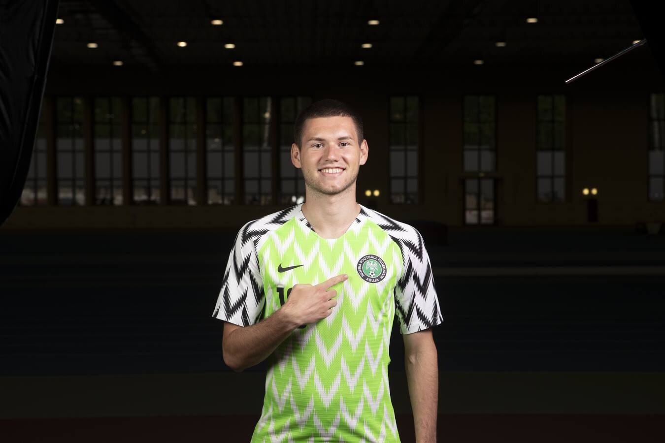 El centrocampista Alexender Tashaev, con la camiseta de Nigeria.