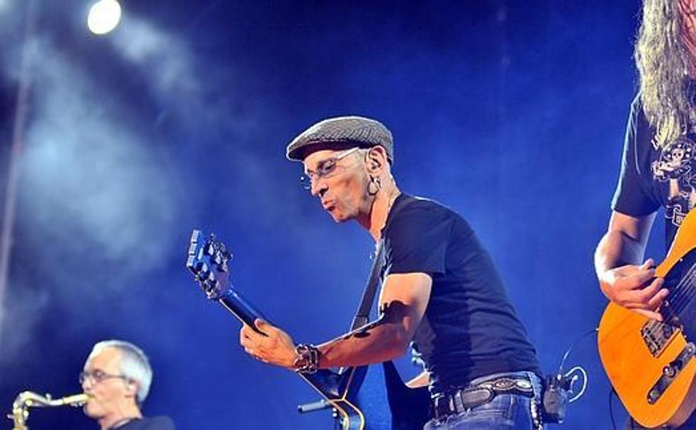 Fito Cabrales, sobre el escenario, en un concierto en Linares. 