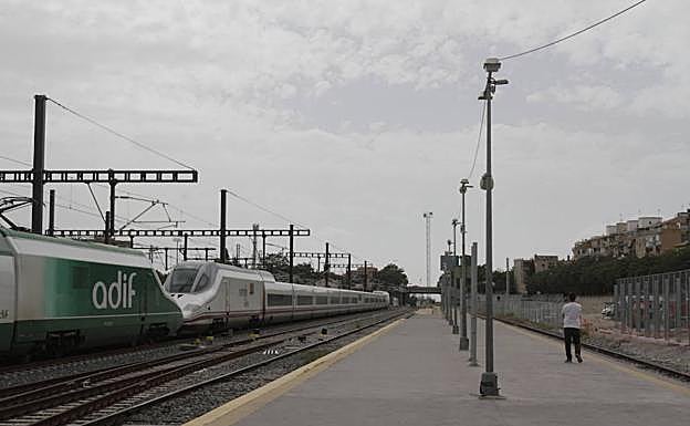 Entrada del AVE a la estación arrastrado por el tren Séneca. 