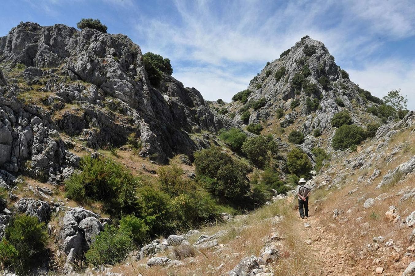 Los espacios naturales se han convertido en una nueva fuente de atracción hacia el medio rural y un aliciente económico para los pueblos. Foto: Parque Natural de la Sierra de Huétor, Granada.