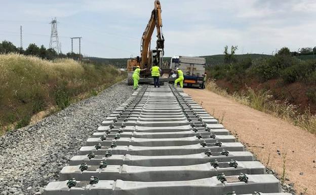 Comienza la colocación de las traviesas en el ramal ferroviario entre Linares y Vadollano