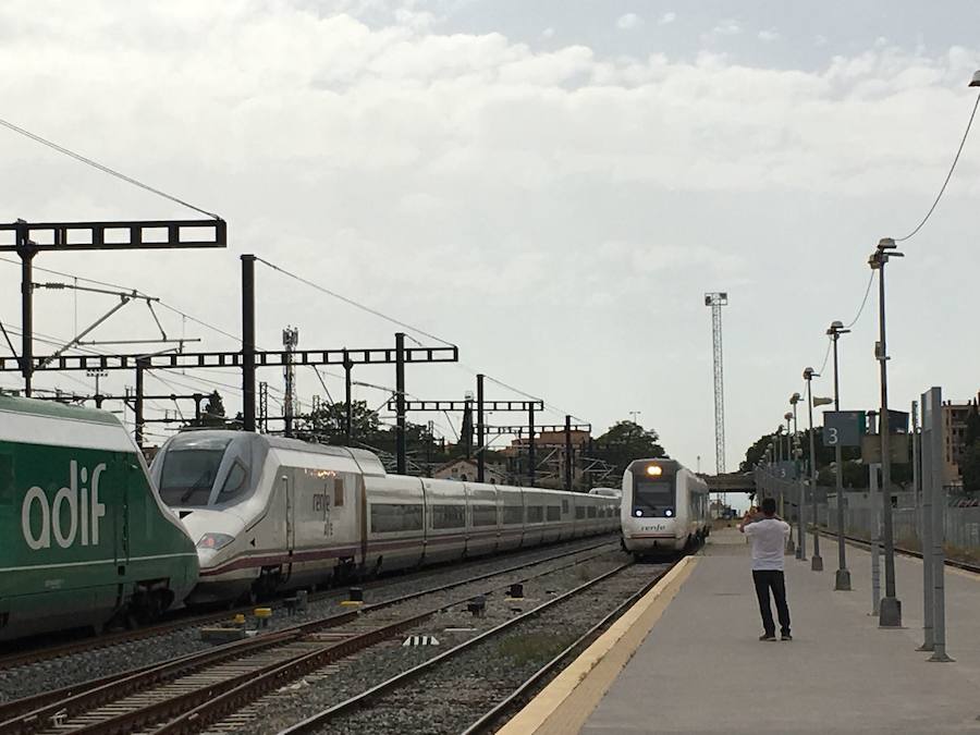 Muchos curiosos se han acercado a ver el tren en la estación de Andaluces 
