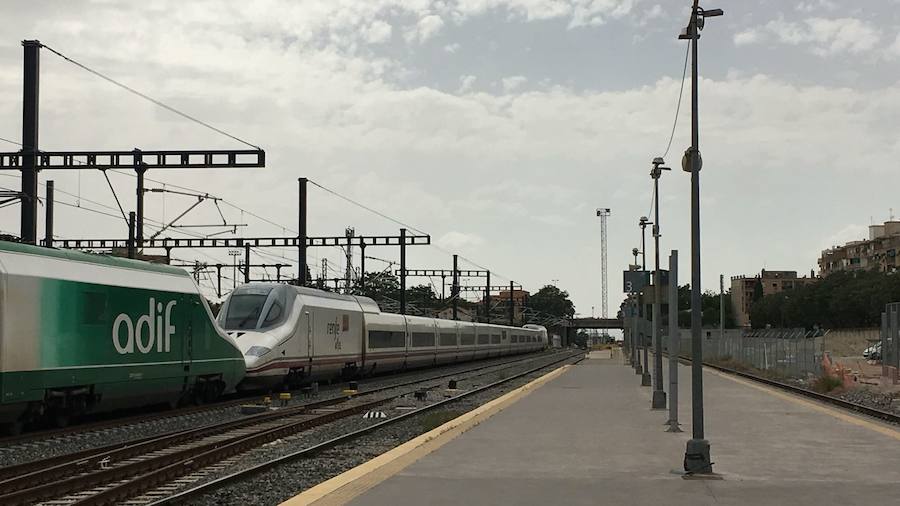 Muchos curiosos se han acercado a ver el tren en la estación de Andaluces 