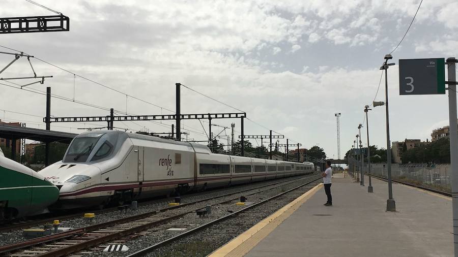 Muchos curiosos se han acercado a ver el tren en la estación de Andaluces 