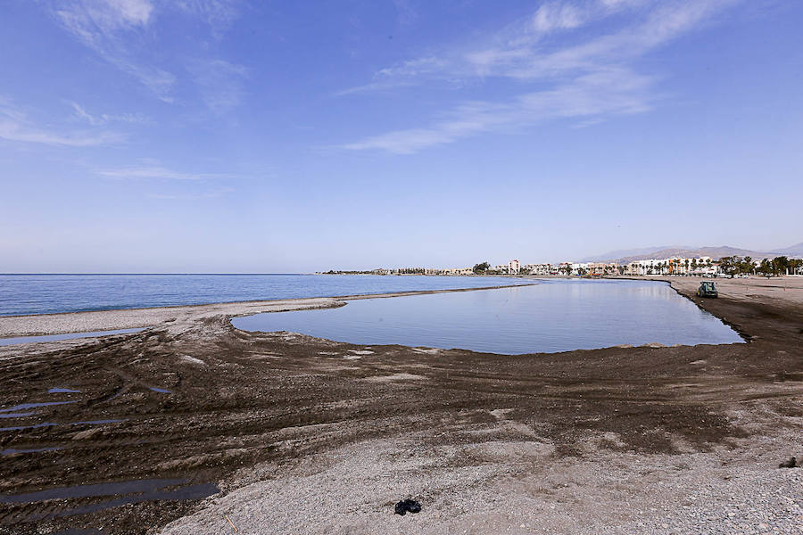 La arena que se ha extraído de Playa Poniente sirve para expandir la zona de arena de Playa Granada 