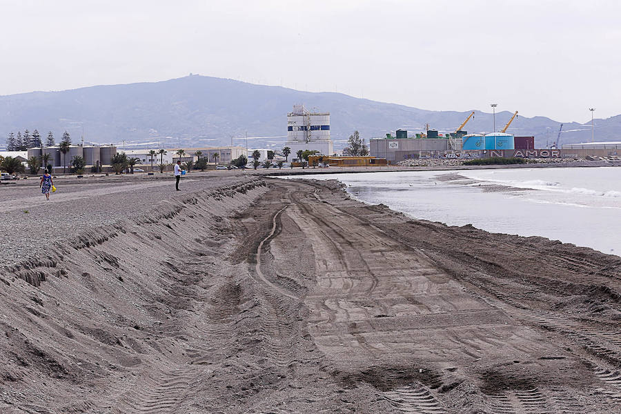 La arena que se ha extraído de Playa Poniente sirve para expandir la zona de arena de Playa Granada 