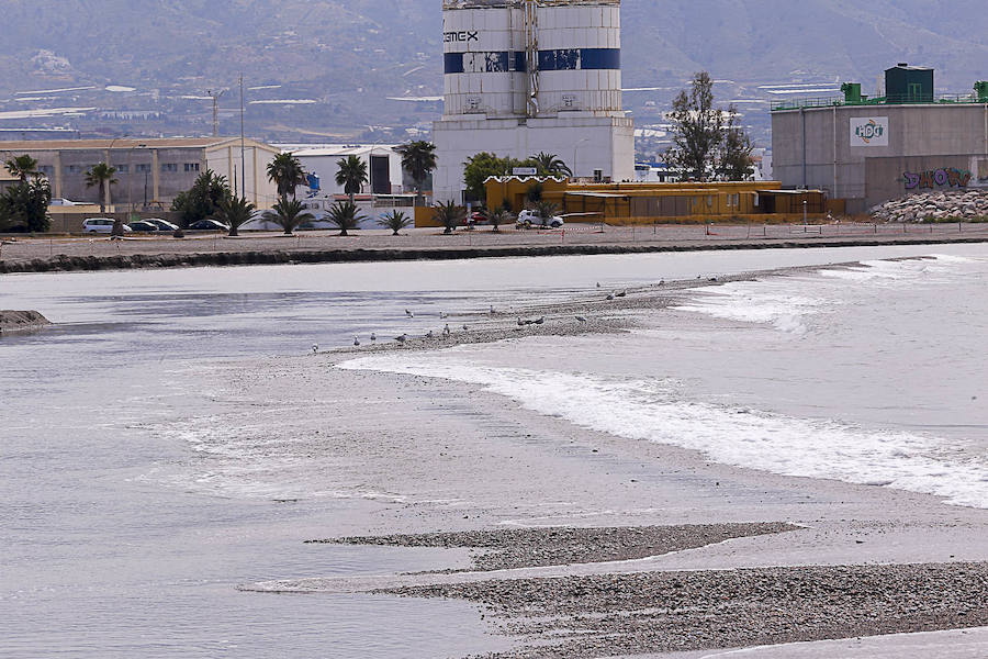 La arena que se ha extraído de Playa Poniente sirve para expandir la zona de arena de Playa Granada 