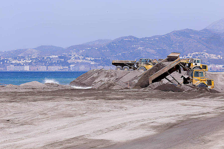 La arena que se ha extraído de Playa Poniente sirve para expandir la zona de arena de Playa Granada 