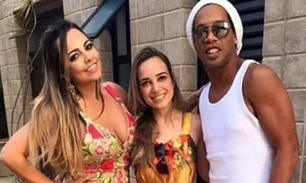 Ronaldinho posa con sus dos novias, Beatriz, a la izquierda, y Priscilla. 