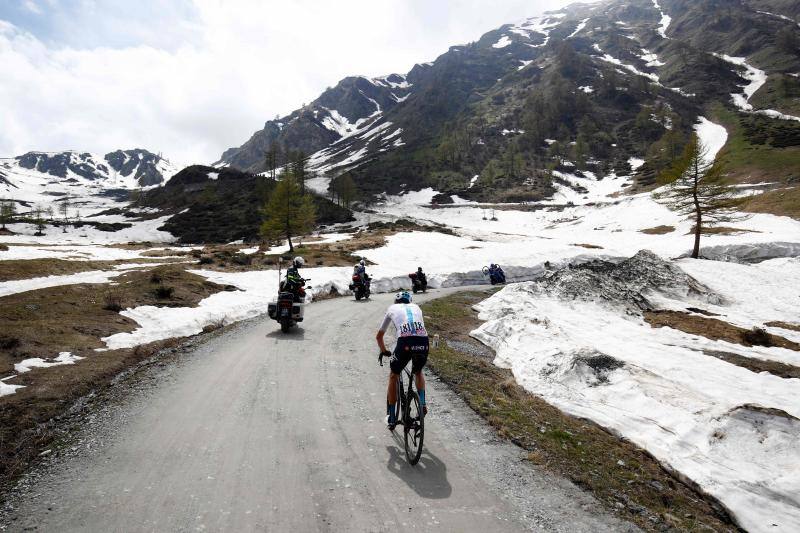 El británico puso la ronda italiana patas arriba con una escapada en solitario a 80 kilómetros de meta que acabó con victoria de etapa y la 'maglia rosa' en su poder