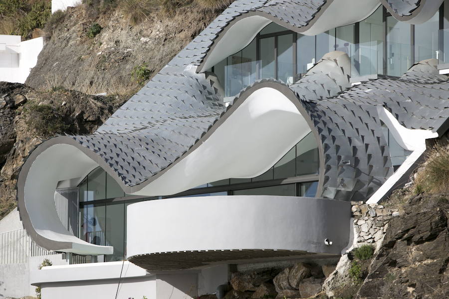 Excavada en una pendiente de 42 grados, esta vivienda no deja indiferente a nadie. Tiene dos plantas, una piscina y un salón de 150 metros cuadrados con una gran pared de cristal con vistas al Mediterráneo