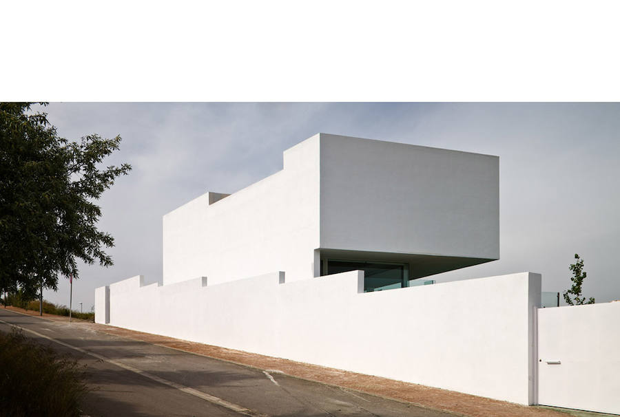 Pensada como una superposición de líneas horizontales, esta vivienda se encuentra en el barrio de Pedro Verde, en Las Gabias. Con dos plantas, la casa tiene piscina, garaje y un espacio de juegos abierto al jardín