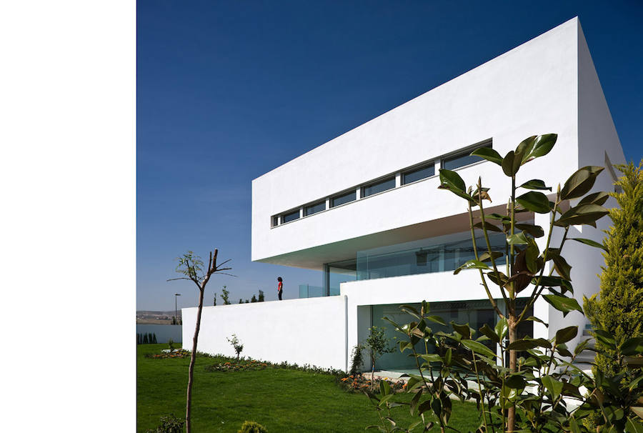 Pensada como una superposición de líneas horizontales, esta vivienda se encuentra en el barrio de Pedro Verde, en Las Gabias. Con dos plantas, la casa tiene piscina, garaje y un espacio de juegos abierto al jardín