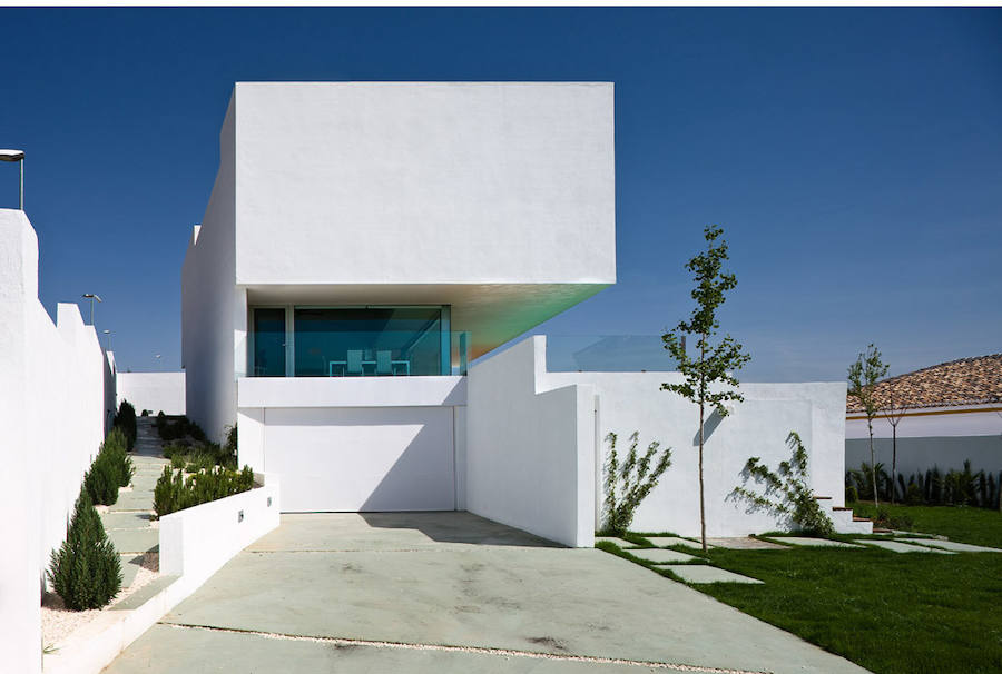 Pensada como una superposición de líneas horizontales, esta vivienda se encuentra en el barrio de Pedro Verde, en Las Gabias. Con dos plantas, la casa tiene piscina, garaje y un espacio de juegos abierto al jardín