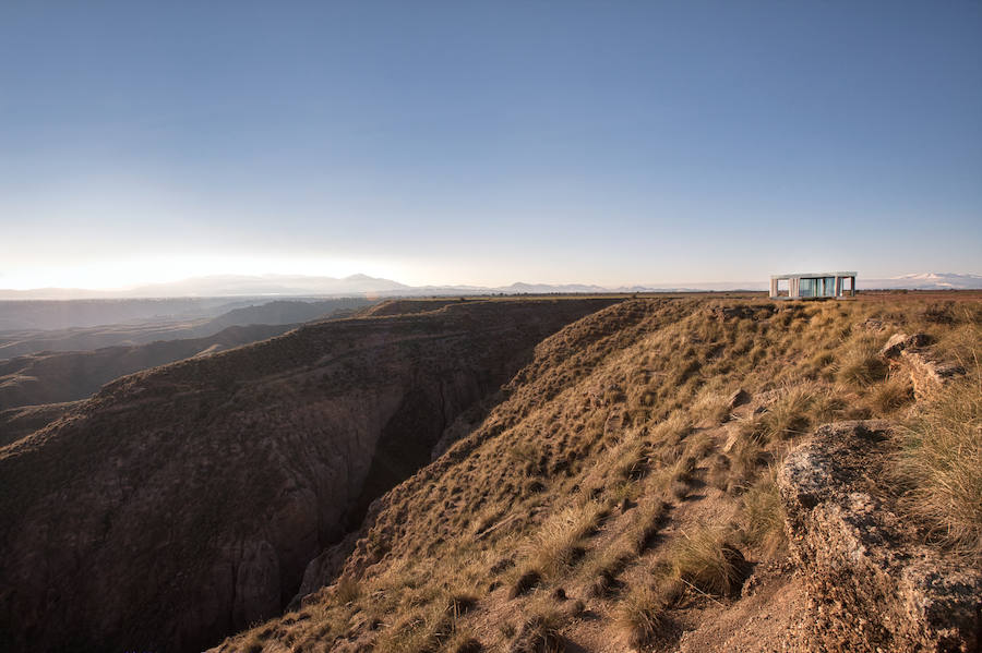 La casa del desierto ya está instalada en pleno desierto de Gorafe. Los 20 metros cuadrados albergan un dormitorio, baño, cocina y zona de estar