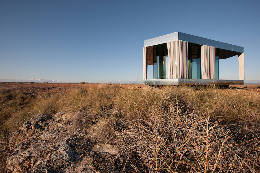 La casa del desierto ya está instalada en pleno desierto de Gorafe. Los 20 metros cuadrados albergan un dormitorio, baño, cocina y zona de estar