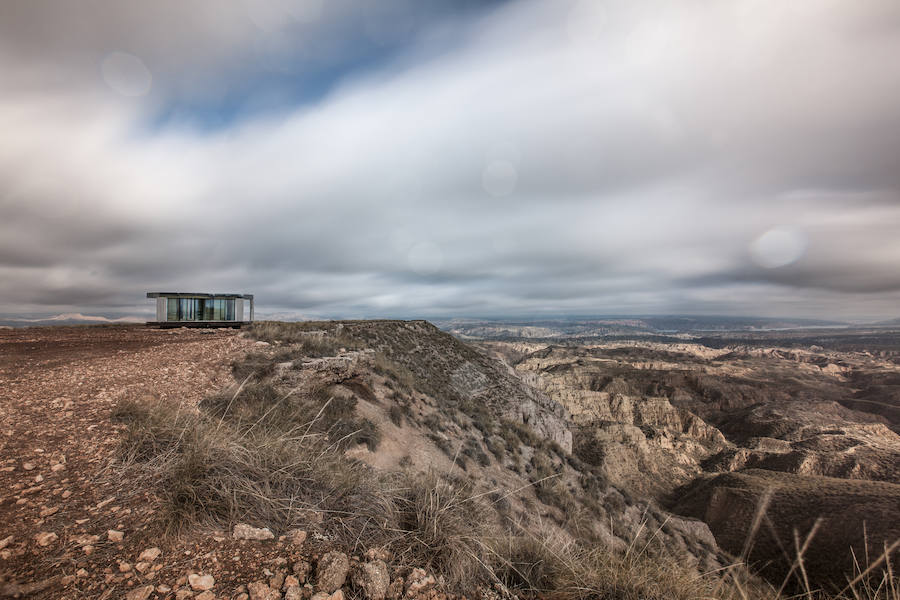 La casa del desierto ya está instalada en pleno desierto de Gorafe. Los 20 metros cuadrados albergan un dormitorio, baño, cocina y zona de estar