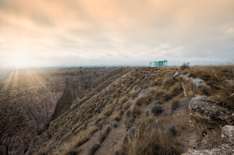 La casa del desierto ya está instalada en pleno desierto de Gorafe. Los 20 metros cuadrados albergan un dormitorio, baño, cocina y zona de estar