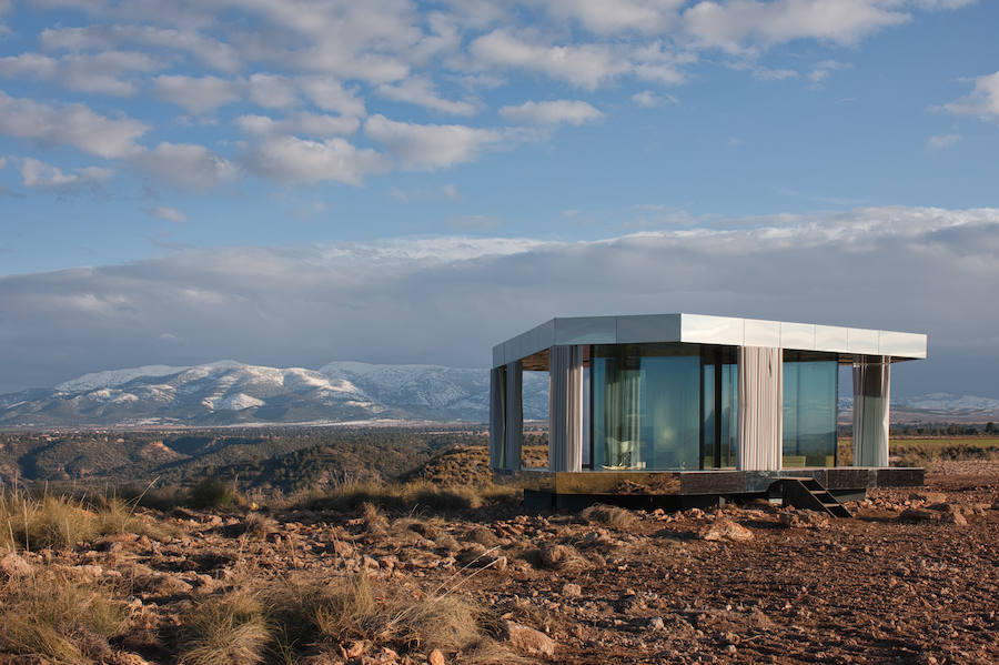 La casa del desierto ya está instalada en pleno desierto de Gorafe. Los 20 metros cuadrados albergan un dormitorio, baño, cocina y zona de estar