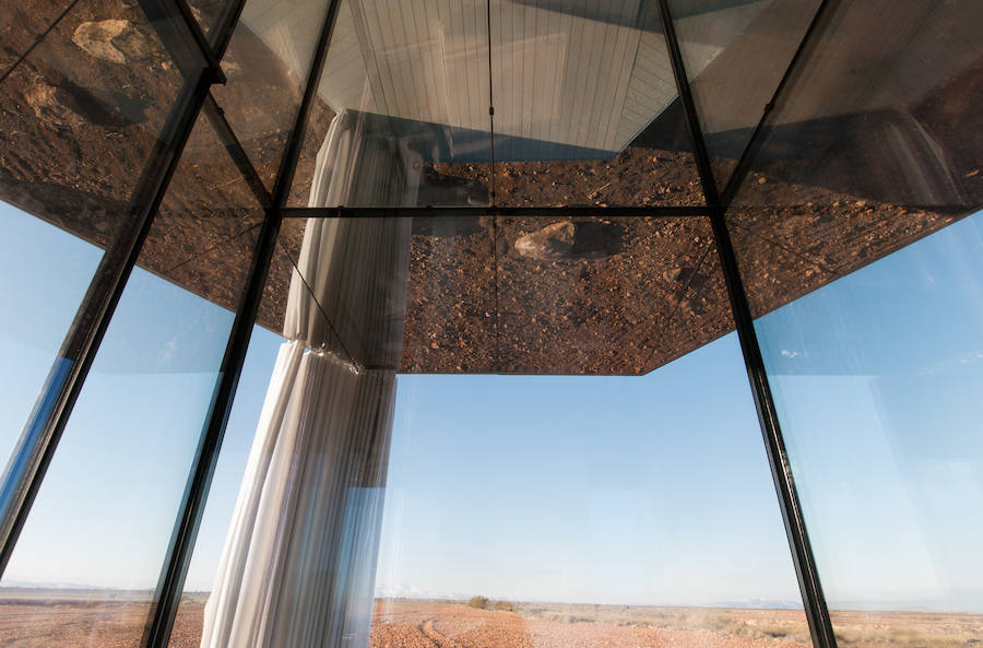 La casa del desierto ya está instalada en pleno desierto de Gorafe. Los 20 metros cuadrados albergan un dormitorio, baño, cocina y zona de estar