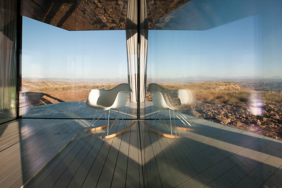 La casa del desierto ya está instalada en pleno desierto de Gorafe. Los 20 metros cuadrados albergan un dormitorio, baño, cocina y zona de estar